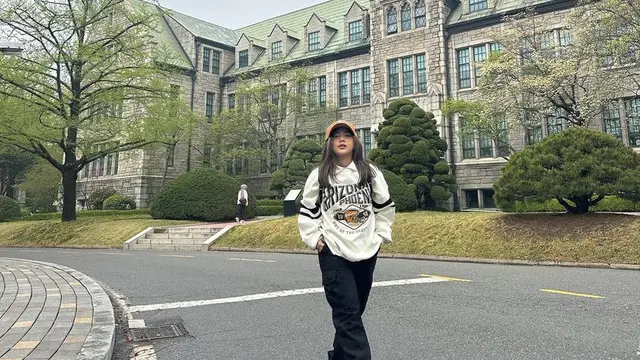 Gaya fashion Ziva Magnolya saat berada di Korea Selatan, credit: @zivamagnolya