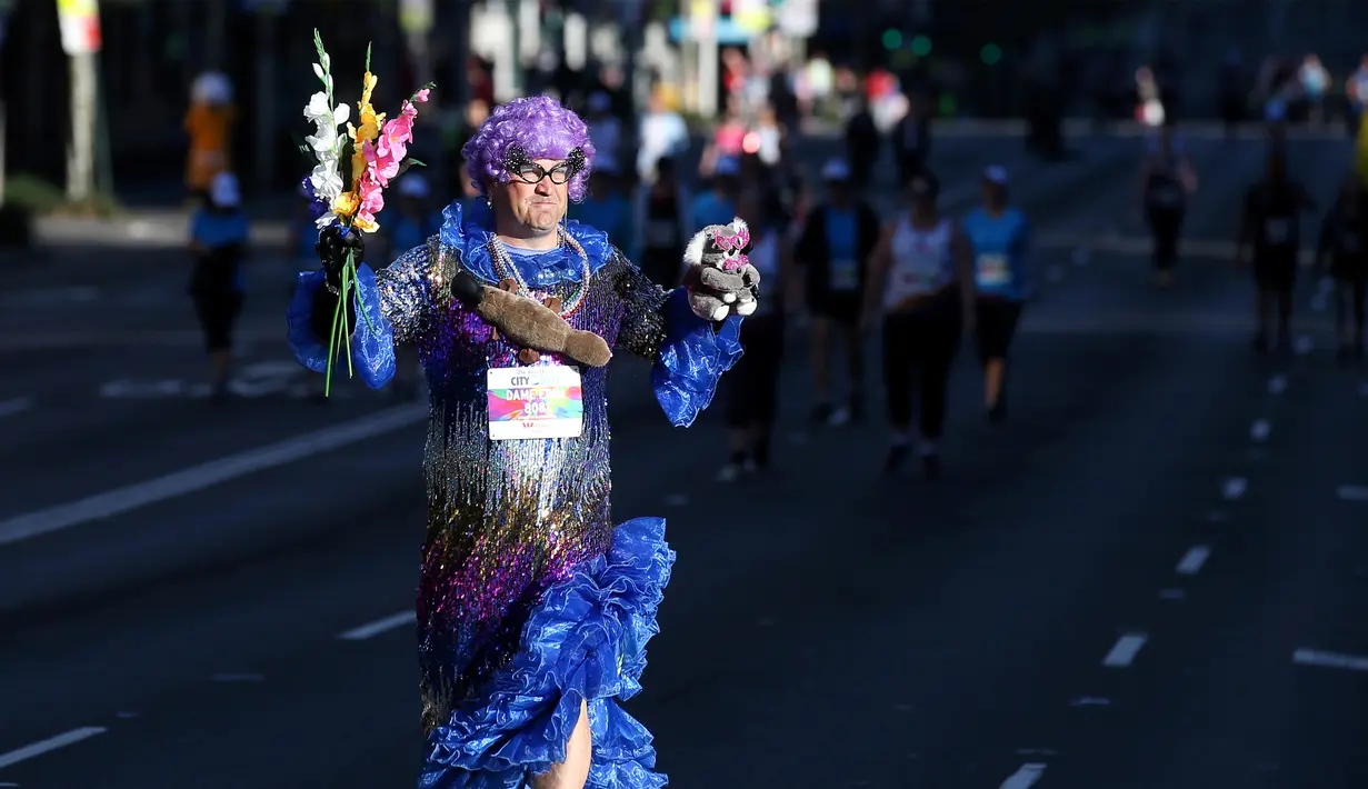 Pria mengenakan gaun wanita saat lomba lari City2Surf Fun di Sydney, Australia, Minggu (13/8). Uniknya, acara ini juga dimeriahkan dengan berbagai kostum peserta dan pertunjukan grup musik di sepanjang rute perlombaan. (AP Photo/Rick Rycroft)