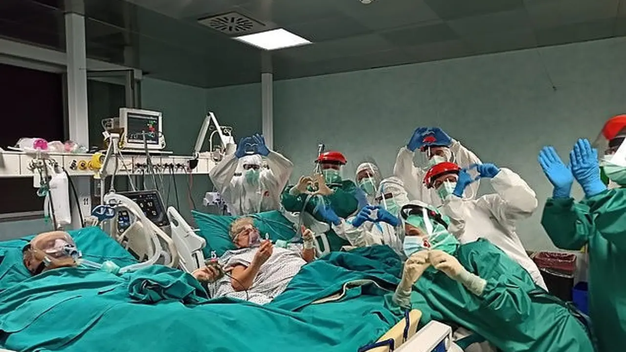 Momen Haru Pasangan Positif Corona, Rayakan 50 Tahun Pernikahan di ICU