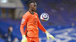Edouard Mendy (Chelsea) - Penjaga gawang yang diboyong The Blues dari Rennes ini secara luar biasa langsung menunjukkan performa cukup impresif di bawah mistar. Kiper asal Senegal itu sukses menggusur posisi Kepa Arrizabalaga sebagai kiper utama di Chelsea. (Mike Hewitt/POOL/AFP)