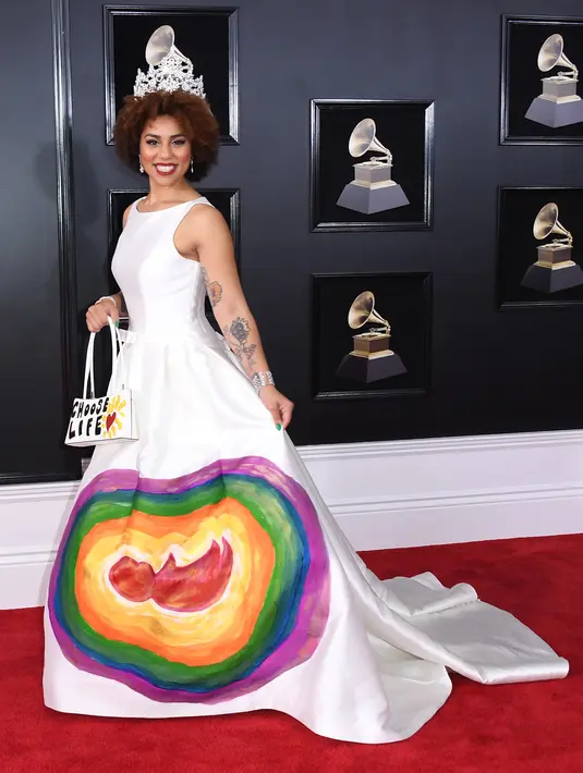 Penyanyi Joy Villa berpose untuk fotografer setibanya di karpet merah Grammy Awards 2018 di New York City, Minggu (28/1). Gaun putih polos berpotongan ballgown itu dilukis sendiri oleh sahabat Ivanka Trump ini. (ANGELA WEISS / AFP Photo)