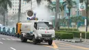 Mobil gunners spraying Palang Merah Indonesia (PMI) melakukan penyemprotan disinfektan di kawasan Jalan Asia Afrika, Jakarta, Kamis (7/5/2020). Selama PSBB Jakarta dan sekitarnya, PMI melakukan penyemprotan berskala besar se-Jabodetabek sebagai upaya pencegahan Covid-19. (merdeka.com/Dwi Narwoko)