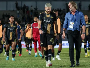 Pelatih Dewa United, Jan Olde Riekerink (kanan) berjalan meninggalkan lapangan setelah menyapa para penggemar yang hadir dalam pertandingan lanjutan BRI Liga 1 2022/2023 melawan Persis Solo di Stadion Indomilk Arena, Tangerang, Sabtu (14/01/2023). (Bola.com/Bagaskara Lazuardi)