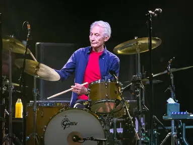 Drummer The Rolling Stones Charlie Watts tampil di atas panggung selama tur "No Filter" di NRG Stadium, Houston, Texas, Amerika Serikat, 28 Juli 2019. Charlie Watts meninggal dunia pada usia 80 tahun. (SUZANNE CORDEIRO/AFP)