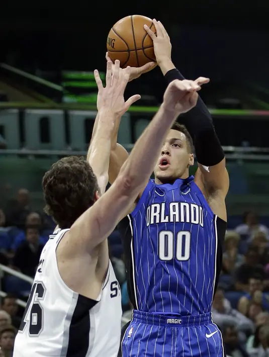 Pebasket Orlando Magic, Aaron Gordon, berusaha memasukan bola saat melawan San Antonio Spurs pada laga NBA di Amway Center, Sabtu (28/10/2017). San Antonio Spurs takluk 87-114 dari Orlando Magic. (AP/John Raoux)