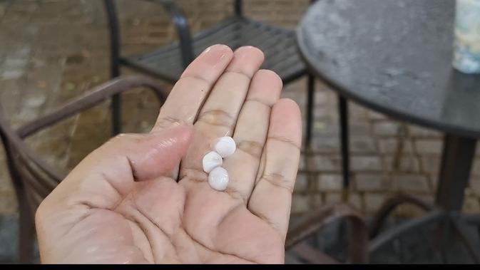 Hujan Es Terjadi Sekitar 3 Menit, Pengunjung Mal Serpong Sempat Menghindar