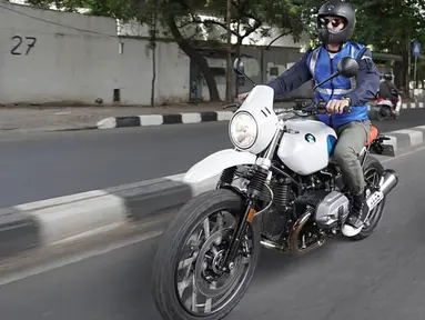 Rio Dewanto merupakan seleb Tanah Air yang dikenal dengan bakat aktingnya. Baru-baru ini Rio tengah disibukkan dengan beradu akting untuk memerankan sosok Angkasa di Film NKCTHI. Di balik kesibukkannya, Rio selalu punya waktu untuk menyalurkan hobinya berkendara moge. (Liputan6.com/IG/@riodewanto)