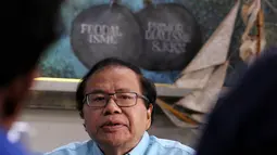 Ekonom senior Rizal Ramli menyampaikan kritikan kepada Capres Nomor Urut 01 mengenai pidatonya kemarin di kawasan Tebet, Jakarta, Senin (25/2). Pidato Jokowi dianggap Rizal mengandung data yang tidak sesuai dan bahkan hoaks. (Liputan6.com/Johan Tallo)