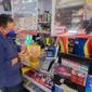 Anggota Komisi B DPRD Jember Membeli langsung Minyak Goreng di Toko Ritel Berjaringan, Untuk Memastikan Ketersedian Minyak Goreng dan Harganya. (Hermawan Arifianto/Liputan6.com)