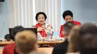 Presiden Kelima RI Megawati Soekarnoputri saat memberikan kuliah umum di Universitas Saint Petersburg, Rusia, Senin (16/9/2024). (Foto: Dokumentasi PDIP).