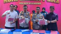 Konferensi pers pembunuhan balita di Kabupaten Kuansing oleh pasangan suami istri. (Liputan6.com/M Syukur)