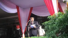 Menteri Pendidikan dan Kebudayaan M Nuh memimpin upacara HUT RI ke-69 di kantor Kemendikbud, Jakarta, Minggu (17/8/14). (Liputan6.com/Faizal Fanani) 