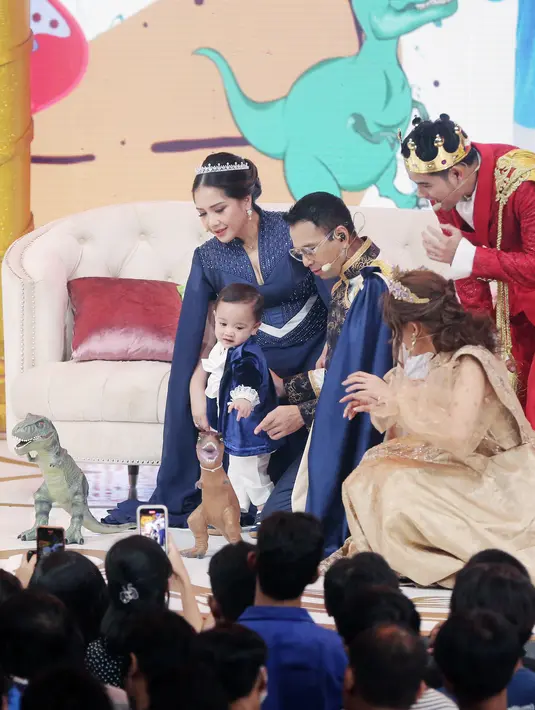 Hadiah total Rp 15 juta akhirnya diberikan Raffi Ahmad kepada Ayu dan Adi sebagai pemenang pertama. Cipung kembali membuat kelucun saat bersalaman dan penyerahan hadiah kepada pemenang lomba cipta lagu untuk Rayyanza. [Foto: Bambang E. Ros/Fimela.com]