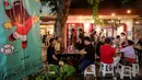 Sejumlah orang tengah menikmati makanan di sebuah tempat makan yang terletak di Jalan Tunjungan, Genteng, Surabaya, Selasa (14/11/2023). (Bola.com/Bagaskara Lazuardi)