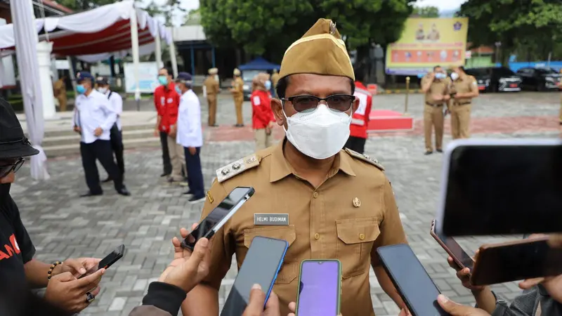 Wabup Garut Helmi Budiman mengingatkan warganya akan pentingnya penghijauan melalui tanaman keras di wilayahnya masing-masing.