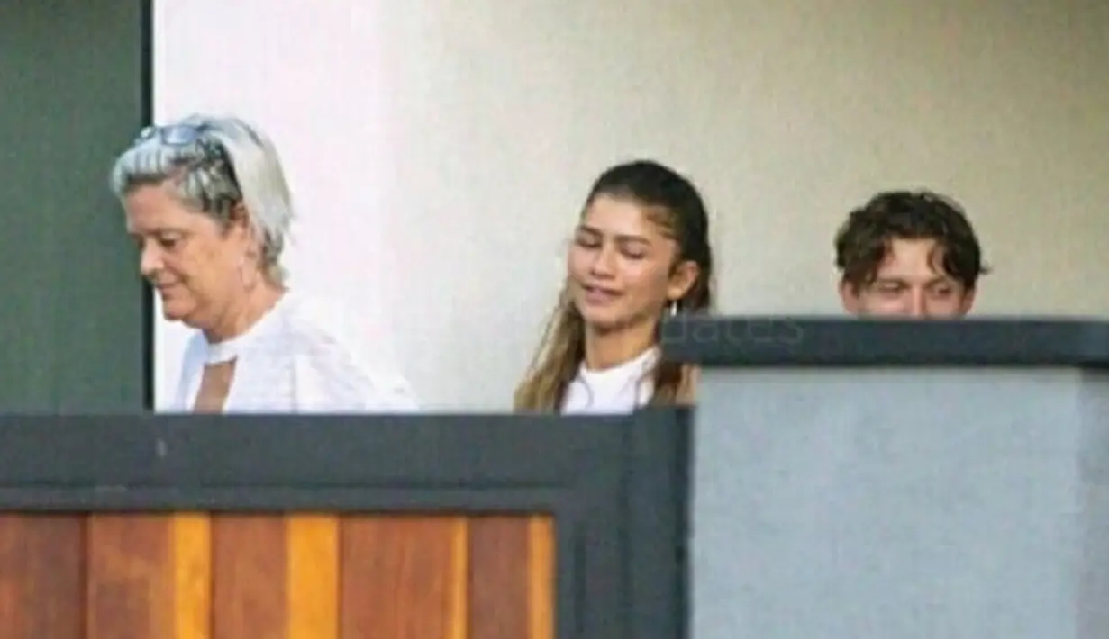 Saat itu Tom Holland dan Zendaya sedang berkendara menuju rumah ibu Zendaya, Claire Stoermer di Silver Lake, Los Angeles. Pasangan ini dikabarkan menghabiskan waktu di rumah orangtua Zendaya setelah tertangkap kamera ketika keluar dari hunian tersebut. (Foto: instagram.com/lamiscorner)