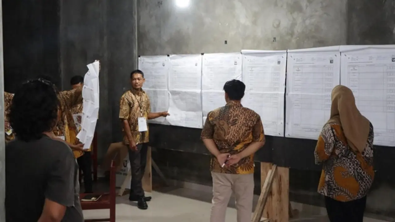 Perhitungan suara hingga tengah malam di salah satu tempat pemungutan suara di Kabupaten Rokan Hulu.