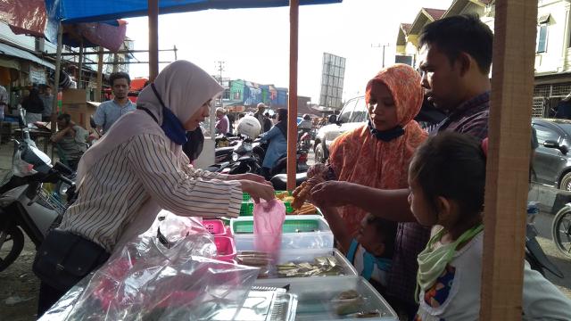 Penjual takjil di pasar Kecamatan Ulee Kareng (Liputan6.com/Rino Abonita)