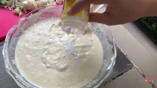 Tips Membuat Bakwan Sayur Renyah Tanpa Banyak Minyak (Credit: Youtube/Ghaziya Warita)