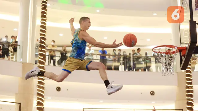 Foto: Melihat Aksi Memukau Freestyler Basket Asal Hungaria di Festival Slamdunk Kota Kasablanka