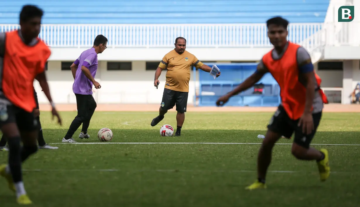 Pria asal Maluku tersebut mengungkapkan bahwa dirinya merupakan pelatih yang suka tantangan. Hal tersebut sejalan dengan tujuan utama PSIM Yogyakarta yang mematok target untuk Promosi ke Liga 1 musim depan. (Bola.com/Bagaskara Lazuardi)