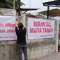Pagar beton setinggi 3 meter menutup akses jalan warga di Perumahan Green Village Bekasi Utara,Kota Bekasi. (Liputan6.com/Bam Sinulingga)
