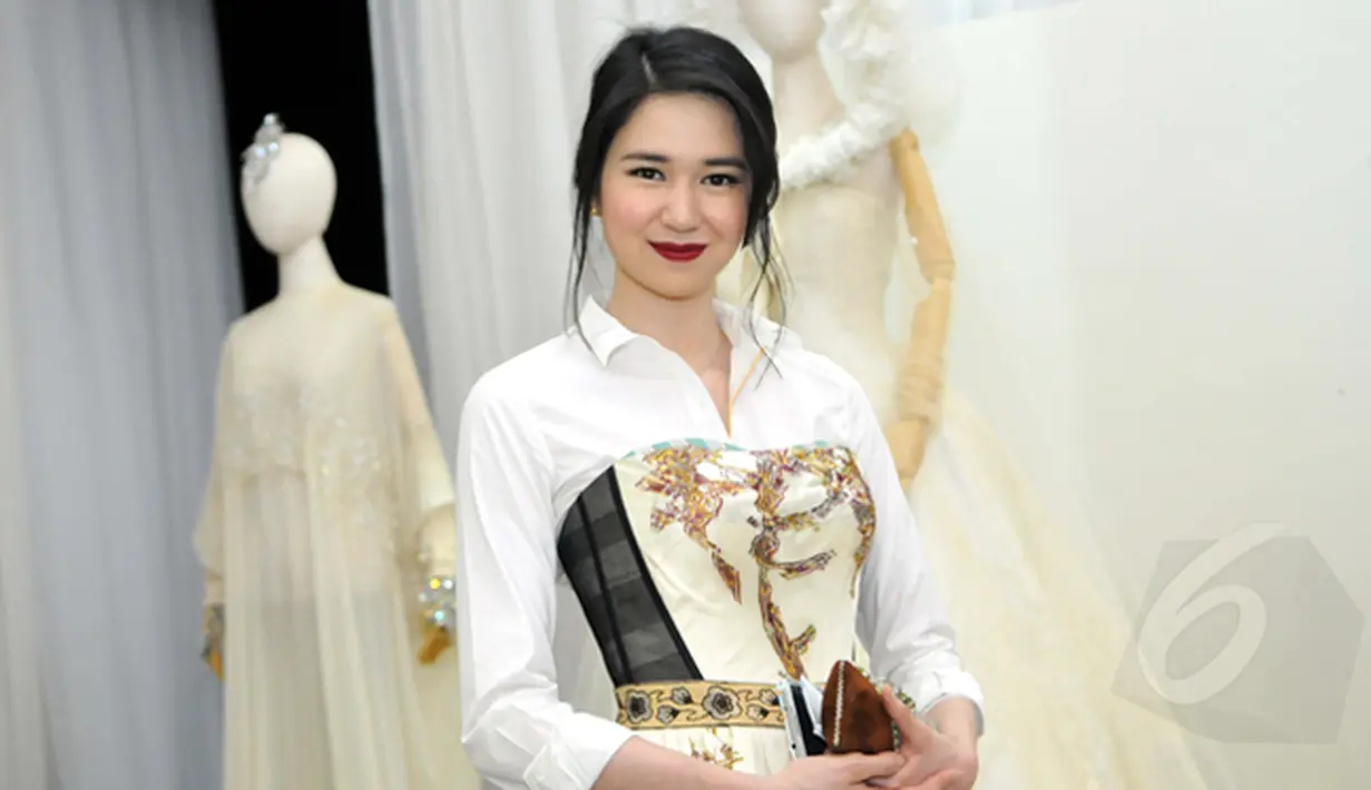 Laura Basuki mengenakan shirt dress dominan putih saat menghadiri pameran busana karya Didi Budiarjo di Museum Tekstil, Kamis (15/1/2015). (Liputan6.com/Panji Diksana)
