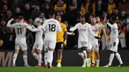 Pemain Manchester United Rasmus Hojlund (kiri) melakukan selebrasi setelah mencetak gol kedua timnya saat pertandingan sepak bola Liga Premier Inggris melawan Wolverhampton Wanderers di Stadion Molineux di Wolverhampton, Inggris, Kamis, 1 Februari 2024. (AP Photo/Rui Vieira)