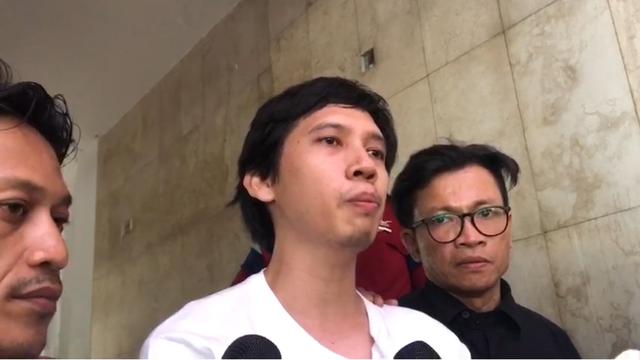 (Merdeka.com/ Nur Habibie) Ananda Badudu selesai menjalani pemeriksaan di Polda Metro Jaya, Jumat (27/9/2019).