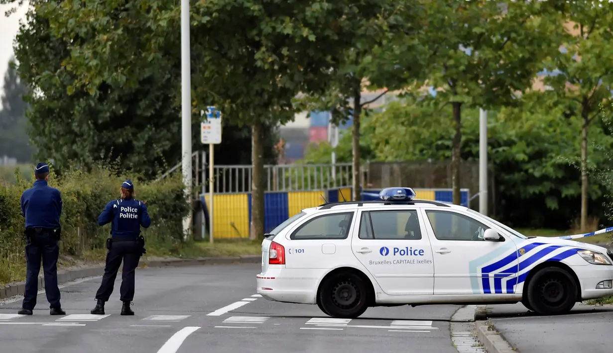 Petugas berjaga-jaga di sekitar Institut Kriminologi Brussels usai terjadi serangan bom, Belgia, Senin (29/8). Tidak ada korban jiwa dalam peristiwa tersebut karena gedung dalam keadaan kosong. ( REUTERS / Eric Vidal)
