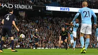 Pemain Manchester City, Raheem Sterling, melepaskan tendangan yang berujung gol ke gawang Everton, di Stadion Etihad, Senin (21/8/2017). (AFP/Anthony Devlin). 