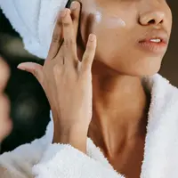 Ilustrasi Gunakan Serum dengan Kandungan Anti-Aging Credit: Pexels.com/SoraShimazaki
