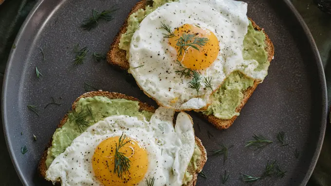Avocado Toast dengan Egg dan Herb Mengandung Berbagai Manfaat