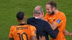 Timnas Belanda memastikan jadi tim pertama yang lolos ke babak perempatfinal Piala Dunia 2022 usai menekuk Amerika Serikat 3-1 dalam laga babak 16 besar di Khalifa International Stadium, Sabtu (3/12/2022) malam WIB. Salah satu gol Timnas Belanda dicetak oleh Daley Blind dan menjadi gol keduanya dalam dua edisi Piala Dunia yang diikutinya. Sebelumnya ia telah mencetak satu gol pada Piala Dunia 2014 di Brasil. Sementara Denzel Dumfries layak mendapat predikat pemain terbaik dengan satu gol dan dua assistnya. (AFP/Raul Arboleda)