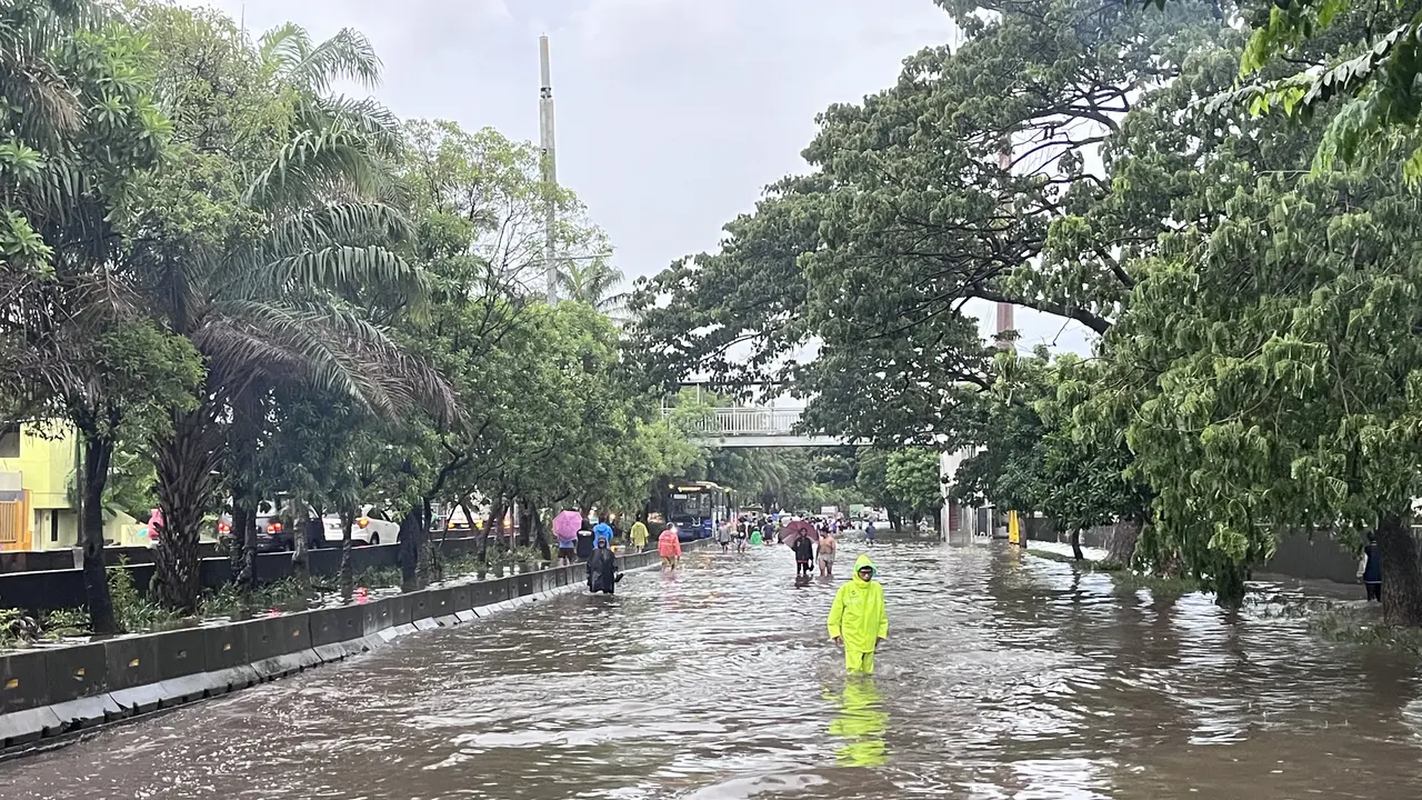 Banjir Rendam Jalan Daan Mogot Jakbar, Lalu Lintas Macet Panjang Malam Ini