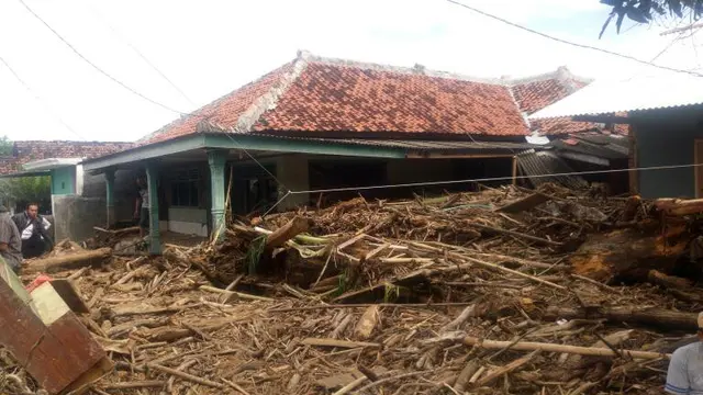 Longsor di Anyer