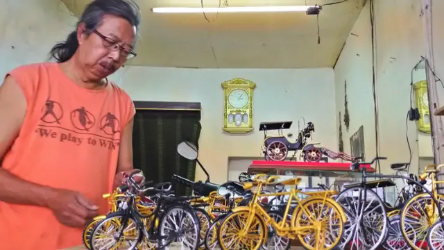 Memanfaatkan Limbah Barang Elektronik Jadi Miniatur Bernilai Tinggi