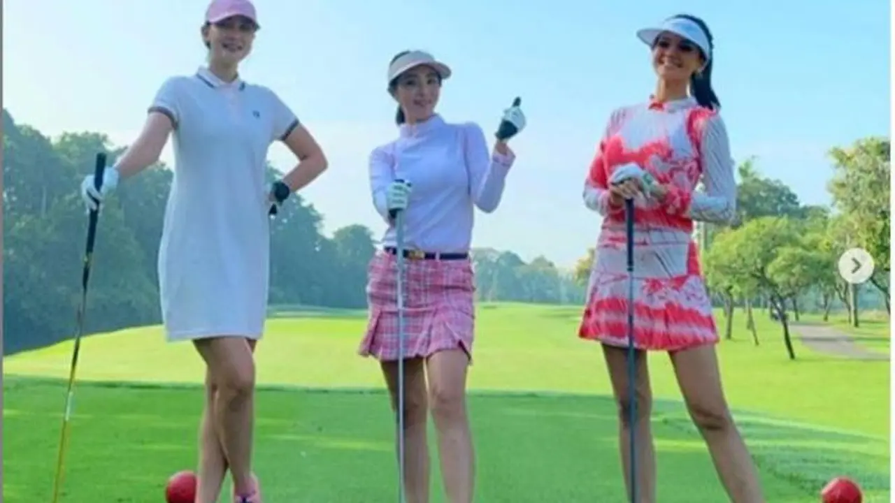 Farah Quinn Bermain Golf
