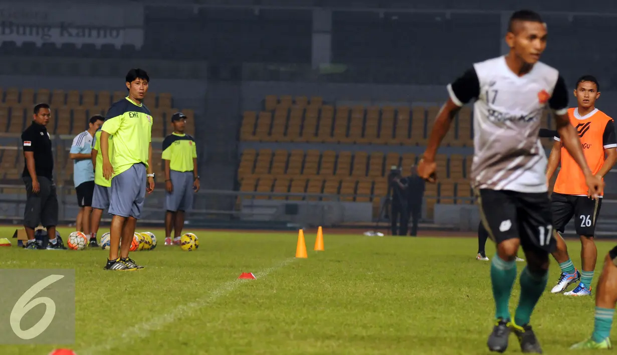  Pelatih TS TNI, Eduard Tjong (kiri) saat memimpin latihan di Stadion GBK Jakarta, Kamis (9/6). PS TNI akan melakoni laga melawan Persija di Torabika Soccer Championship presented by IM3 Ooredoo, Jumat (10/6). (Liputan6.com/Helmi Fithriansyah)