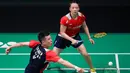 China Zheng Si Wei (kiri) dan Huang Ya Qiong saat melawan Dejan Ferdinansyah dan Gloria Emanuelle Widjaja pada pertandingan semifinal ganda campuran turnamen bulu tangkis Malaysia Open 2023 di Bukit Jalil Axiata Arena, Kuala Lumpur, Malaysia, Sabtu (14/1/2023). Dejan Ferdinansyah/Gloria Emanuelle Widjaja gagal merebut tiket final Malaysia Open 2023 setelah ditaklukkan Zheng Si Wei/Huang Ya Qiong. (AP Photo/Vincent Thian)