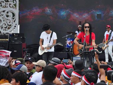 Grup band musik Slank tampil sebagai pengisi puncak Apel Kebangsaan 'Kita Merah Putih' di lapangan Pancasila Simpang Lima Semarang, Minggu (17/3). Seperti diberitakan sebelumnya, acara tersebut digelar untuk mempersatukan masyarakat. (Liputan6.com/Gholib)