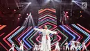Aksi panggung penyanyi Siti Badriah tampil dalam malam puncak Hut SCTV ke-28 di ICE BSD, Tangerang, Jumat (24/8). Dalam penampilannya mereka membawakan lagu berjudul "Lagi Syantik". (Liputan6.com/Faizal Fanani)