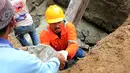 Pekerja melakukan pemasangan batu saat proses pembangunan "Jembatan Asa SCTV" di desa Jayasari, Kecamatan Cimarga, Kabupaten Lebak Banten, Minggu (3/5/2015). Program kemanusiaan tersebut dalam rangka memperingati ulang tahun SCTV yang ke-25. (Dok. SCTV)
