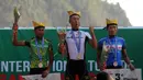 Ekspresi Kyosuke Takei (tengah) di podium kemenangan etape I balap sepeda International Tour de Banyuwangi Ijen, (16/10/2014). (Liputan6.com/Helmi Fithriansyah)