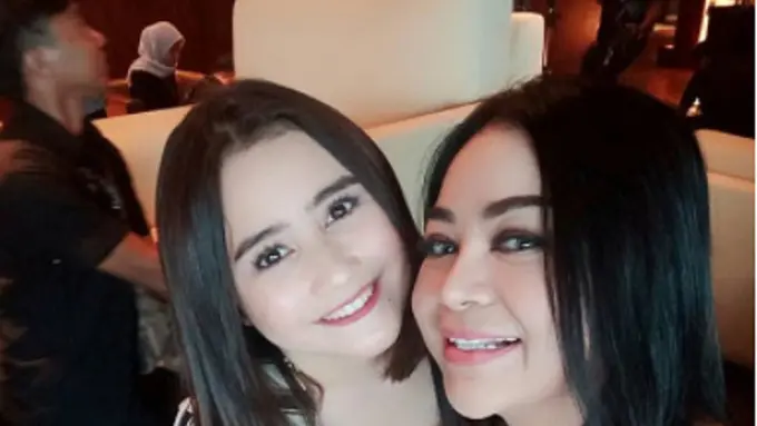 [Bintang] Prilly Latuconsina dan Anisa Bahar