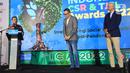 Direktur Kepatuhan SDM dan Manajemen Risiko Askrindo Kun Wahyu Wardana (kiri) memberikan sambutan usai menerima penghargaan Indonesia CSR & TJSL Award 2022 Kategori Insurance Sector Industry 2022 di Jakarta. Indonesia CSR & TJSL Award merupakan bentuk apresiasi yang diberikan kepada perusahaan-perusahaan Indonesia yang telah melakukan kegiatan CSR sepanjang tahun 2021. (Liputan6.com/HO/Askrindo)