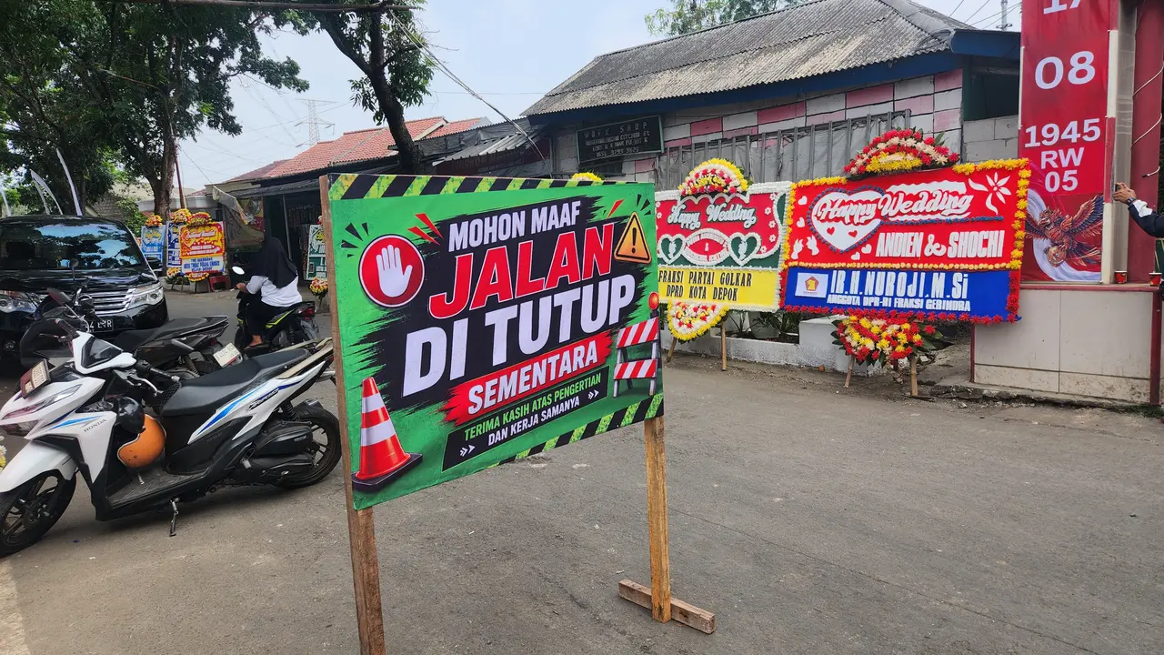 Jalan menuju TPA Cipayung ditutup gara-gara hajatan pernikahan anak anggota DPRD Depok. (Liputan6.com/Dicky Agung Prihanto)
