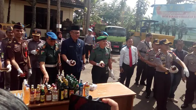 Kapolres Garut AKBP Budi Satria Wiguna bersama perwakilan dari Forkpimda Garut, sebelum pemusnahan ribuan barang bukti botol miras