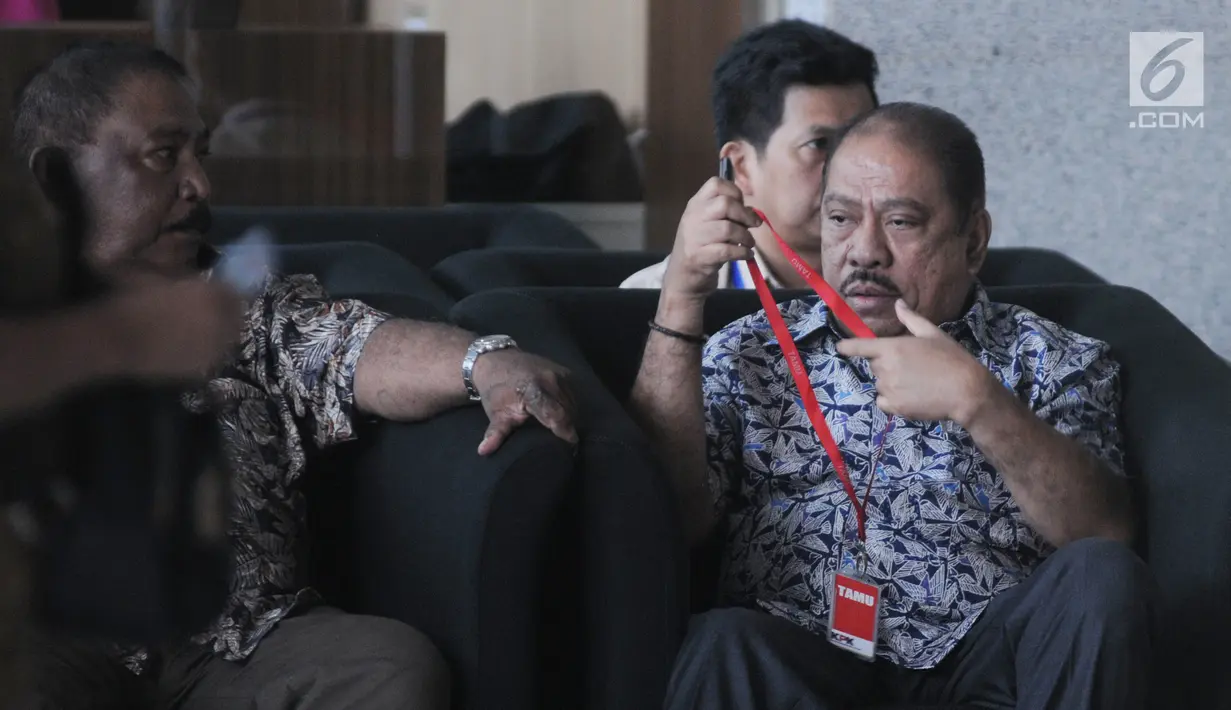 Mantan Ketua Banggar DPR Melchias Marcus Mekeng menunggu panggilan saat akan menjalani pemeriksaan oleh penyidik di Gedung KPK, Jakarta, Senin (24/6/2019). Mekeng diperiksa sebagai saksi untuk tersangka Markus Nari dalam kasus dugaan korupsi proyek e-KTP. (merdeka.com/Dwi Narwoko)