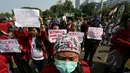 Ratusan mahasiswa dari gabungan sejumlah universitas melakukan unjuk rasa di depan Istana Merdeka, Jakarta, Rabu (20/5/2015). Massa berunjuk rasa menuntut kesejahteraan rakyat sekaligus memperingati Hari Kebangkitan Nasional. (Liputan6.com/Faizal Fanani)
